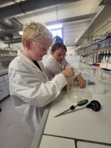 Exkursion der Klasse 6E2 ins NanoBioLab